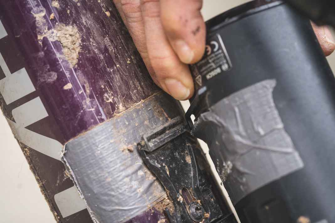 Sobald Schmutz  oder Sand im Spiel  sind, verkantet der  Range-Extender in  seinen Führungsschienen und rutscht nur  mit viel Schmackes  hinein oder wieder  heraus.