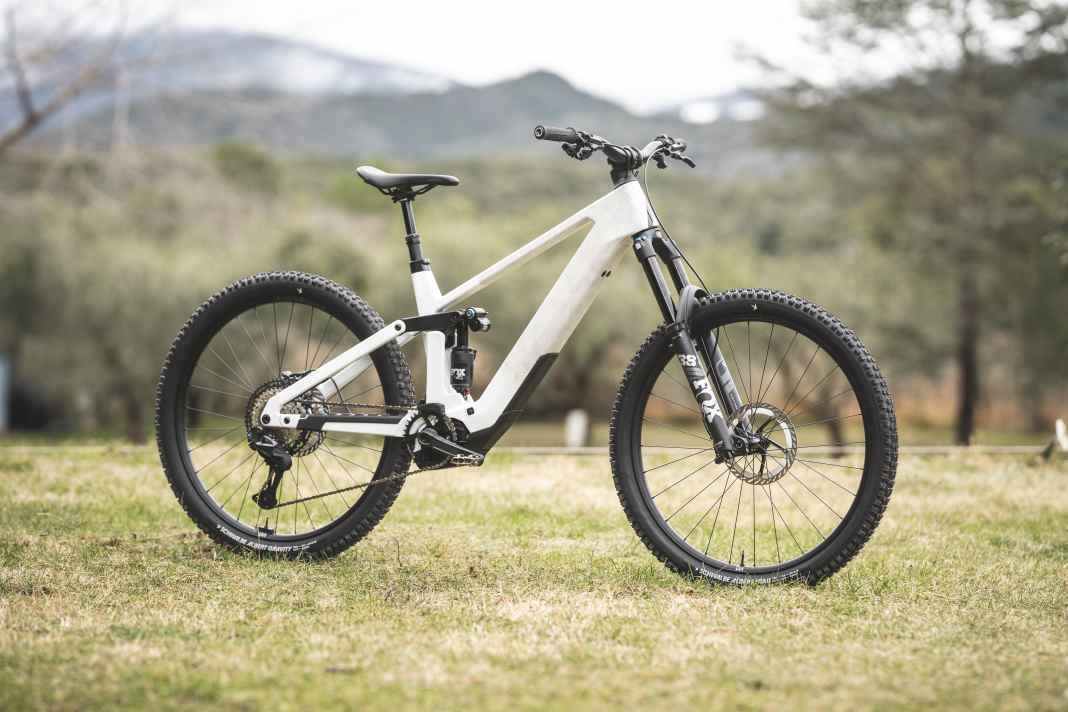 The Rose Slab Plus aims to deliver maximum downhill performance at a minimum price. It starts at 4900 euros, the test bike costs 5900 euros.