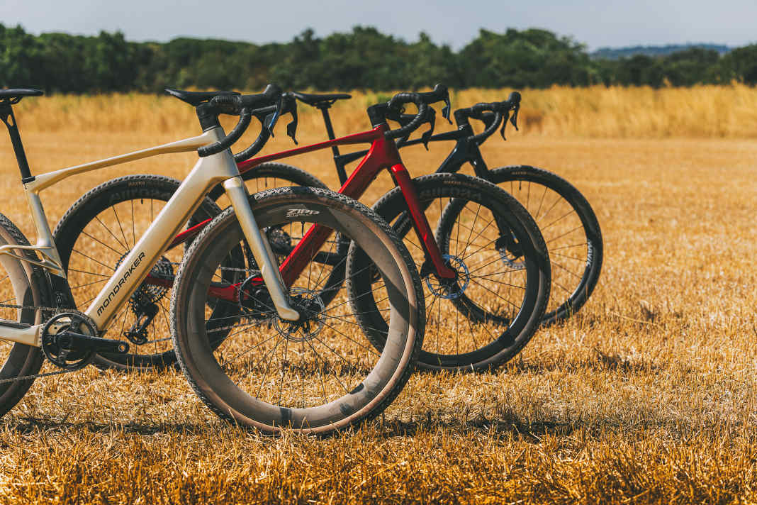 Le nouveau Mondraker Dusty est disponible en trois versions à guidon courbé, à des prix compris entre 5 499 et 8 999 euros.