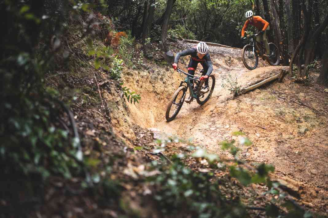 Welches Cross-Country-Fully fährt als erstes über die Ziellinie? Wir haben zwei heiße Bikes von Giant und Yeti getestet.