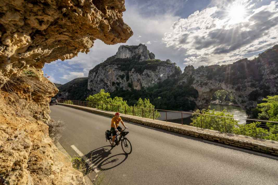 Die Pont d’Arc im Abendlicht – die Felsenbrücke mit dem charakteristischen Steinbogen ist die spektakulärste Sehenswürdigkeit im Ardèche-Tal.