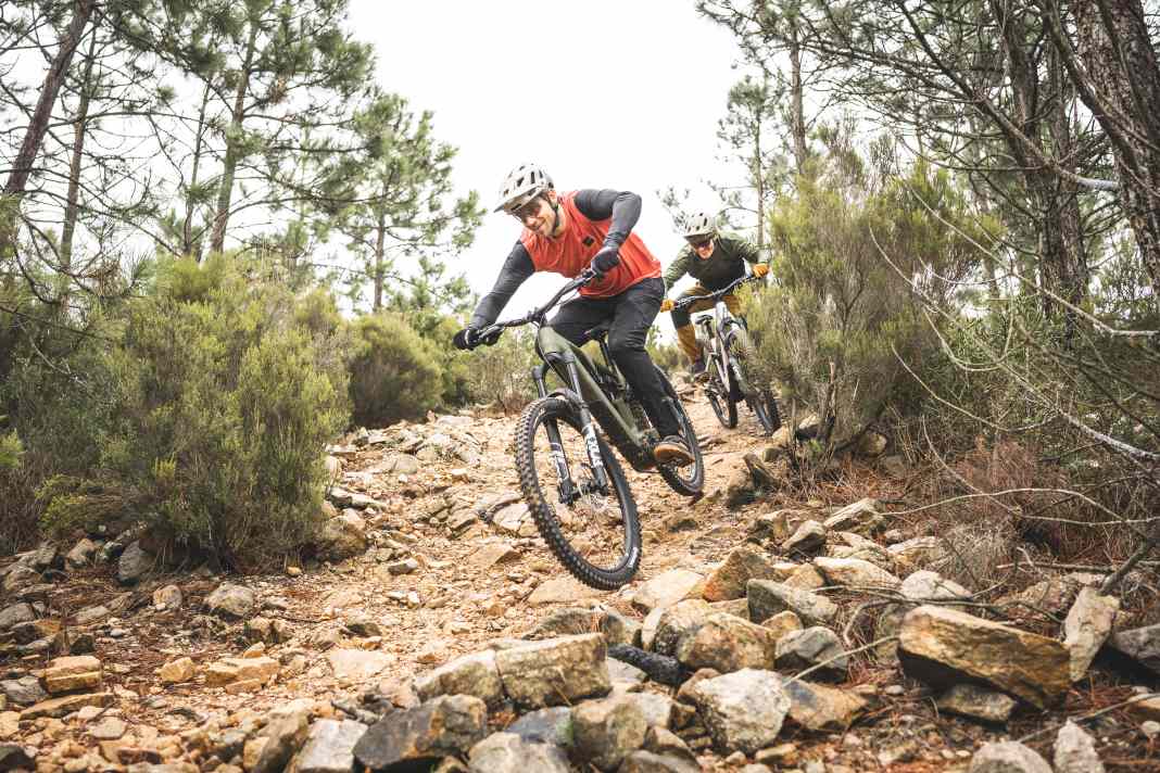 Beide Enduro-E-Bikes sind auf sportlichen Einsatz auf schweren Trails ausgelegt – und können genau dort auch liefern.