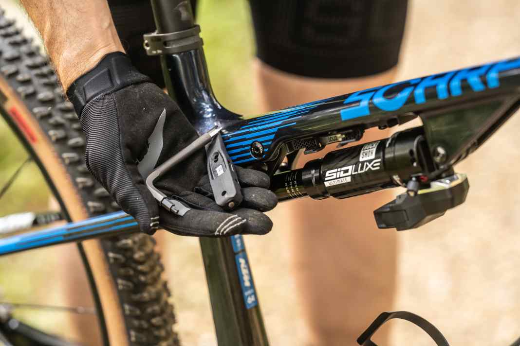 Willkommener Mehrwert: Unter dem Oberrohr steckt ein Tool-Kit mit Reifenheber und allen wichtigen Inbus-Größen – bereit für schnelle Reparaturen auf dem Trail.