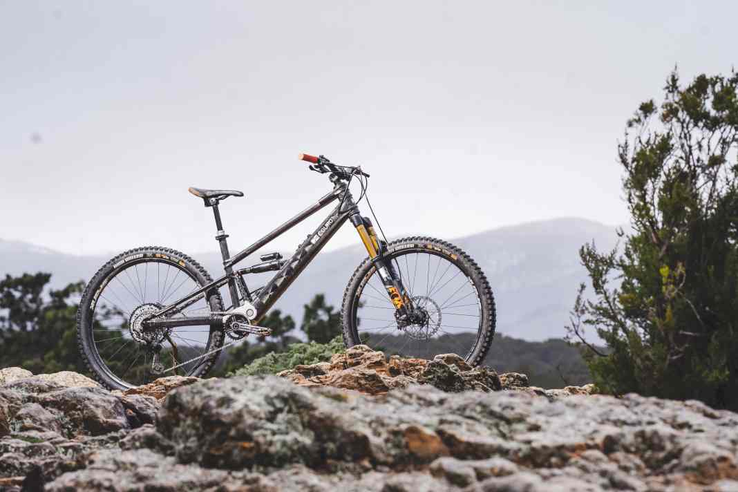 Das Alleinstellungsmerkmal des nur 19,3 Kilogramm leichten E-Bikes ist sein Carbonrahmen. Statt klassischer Carbon-Lagen setzt C-Duro auf das Filament-Winding-Verfahren: Durchgehende Kohlefasern werden unter Spannung mit Epoxidharz imprägniert und um einen rotierenden Kern zu einem Hohlkörper gewickelt.