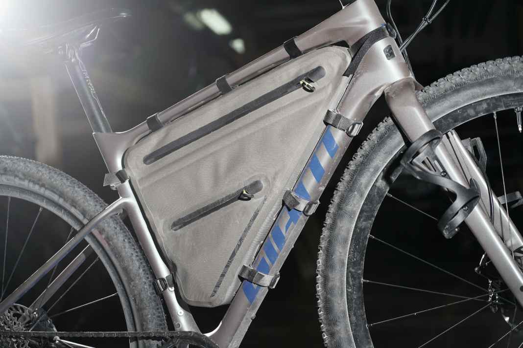 Nine litres of storage space, right in the middle of the bike: this is where your luggage goes, so it’s least of a nuisance whilst cycling.