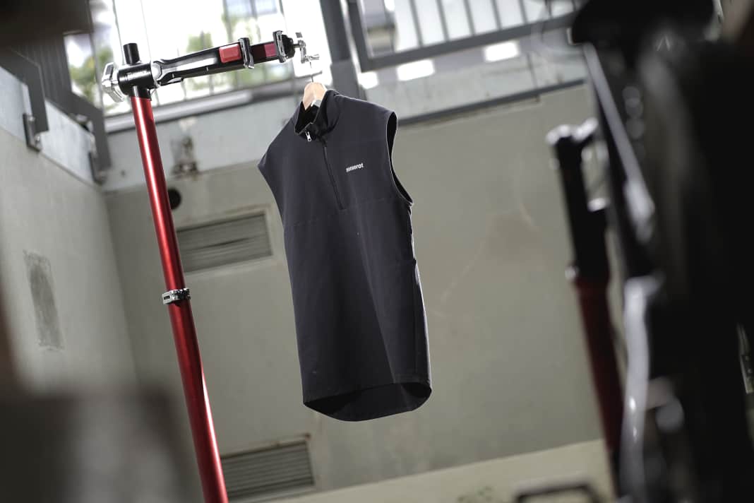 79.95 euros for windproof protection: The MONSERAT MTB Vest is designed for cool days in between seasons and combines wind protection, ventilation and a sporty fit.