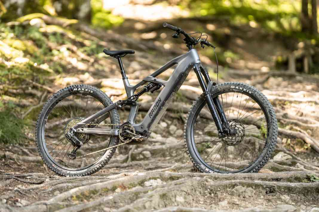 For around 6000 euros, the Deft 9.0 from Radon is an E-Enduro with a carbon main frame, Bosch drive and above-average equipment.