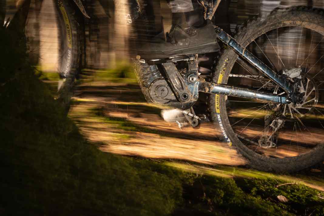 Zu sehen ist hier der reguläre 3.1-Motor am Specialized Levo 4 Alloy Comp. Statt 101 liefert er nun satte 105 Newtonmeter maximales Drehmoment, und auch bei der Spitzenleistung legt er deutlich zu: 810 Watt ersetzen die bisherigen 666. Besonders bemerkenswert: Bei der günstigeren Variante des Specialized-Antriebs fällt die Leistungssteigerung somit deutlicher aus als bei der S-Works-Version in den Highend-Bikes.