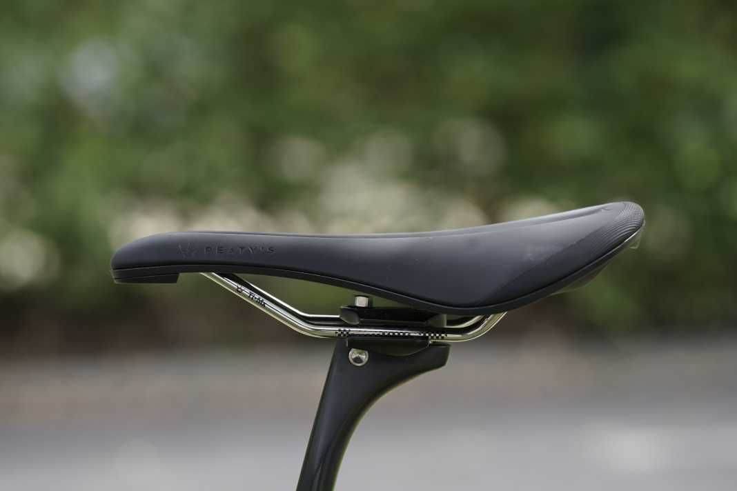 The Monarch Ti-MX weighs in at 248.4 grams according to BIKE’s measurements and costs 109.99 euros. The more affordable version with 4130 CroMo seat stays costs 79.99 euros.