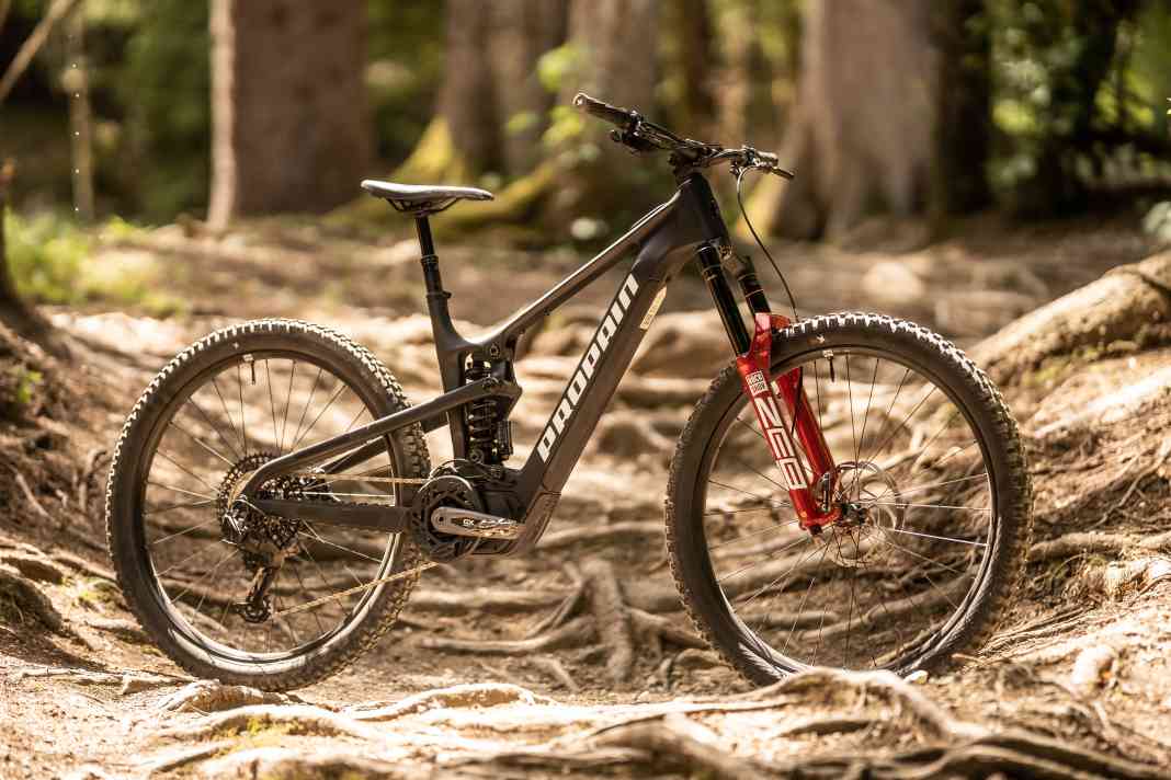 Propain Ekano 2 CF // Sram Eagle Powertrain // 630 Wh // 180/170 mm // 29 Zoll (optional Mullet) // 24,1 kg // 6499 Euro