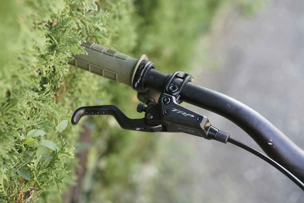 One adjuster for everything: a single screw adjusts both the pressure point and lever travel simultaneously – and that’s sufficient for 99 per cent of cases. If you want to adjust both separately, you’ll need to opt for the top-of-the-range EVO Pro. For everyone else, the EVO Expert offers the perfect all-round package.