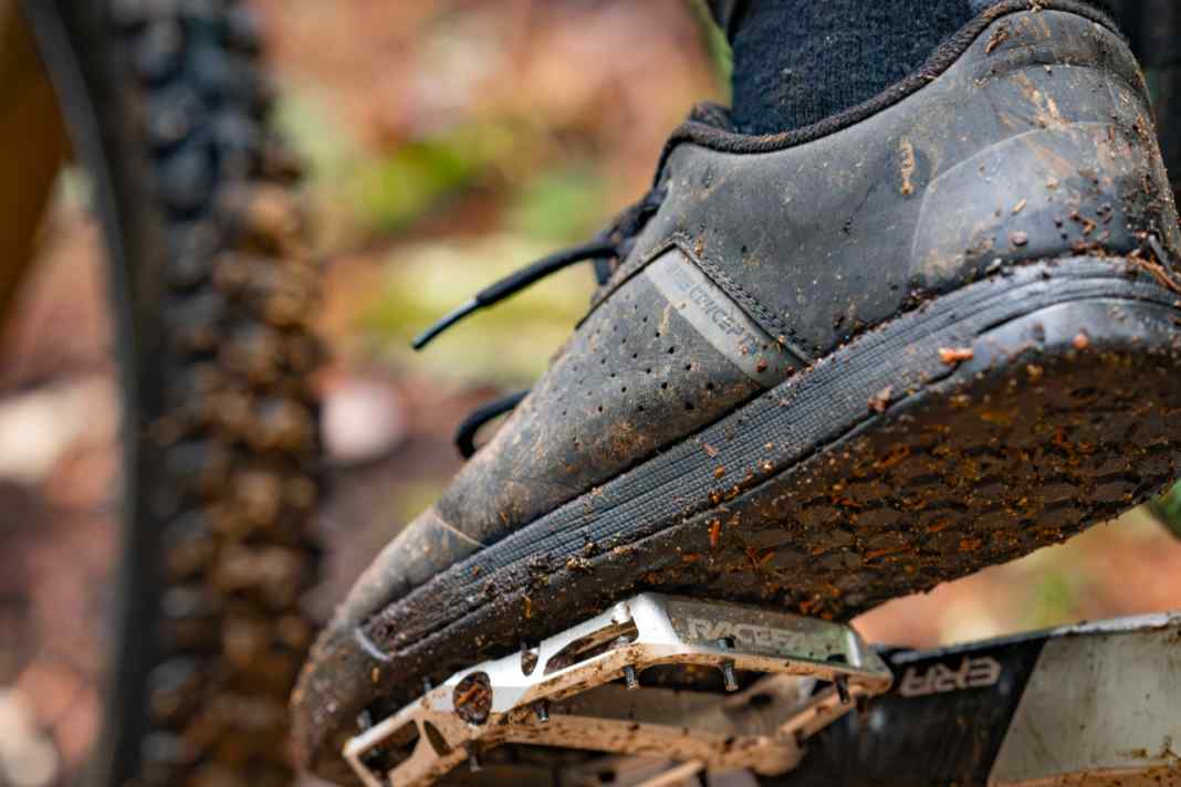 Schuh trifft Pedal. Die langen Pins erzeugen viel Grip.
