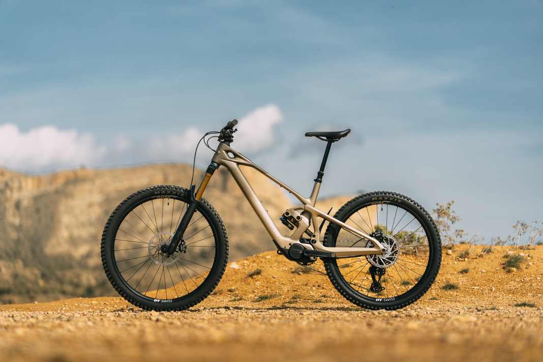 Das Mondraker Zendit mit Avinox M2S soll die krassere Variante des beliebten E-MTBs Crafty sein. Mehr Federweg, mehr Motor-Power, kompromisslosere Auslegung.