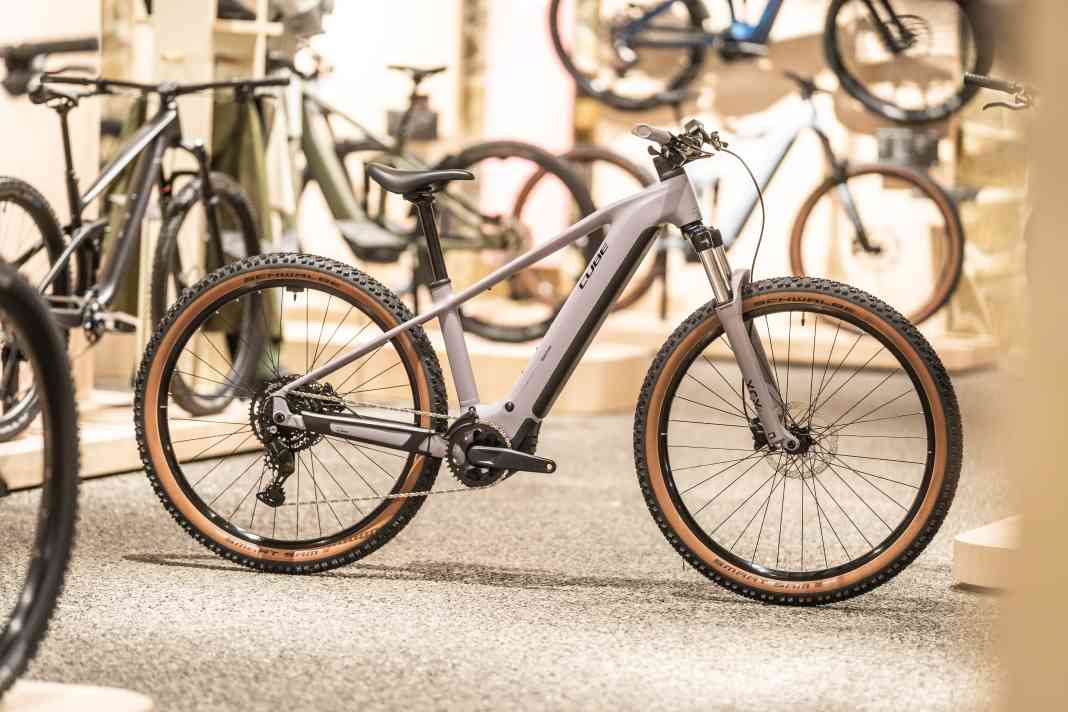 Cube Reaction Hybrid Performance - modern e-hardtail with a clean aluminium frame, internal cable routing and polished weld seams. Available as a classic diamond, trapezoid or step-through frame.