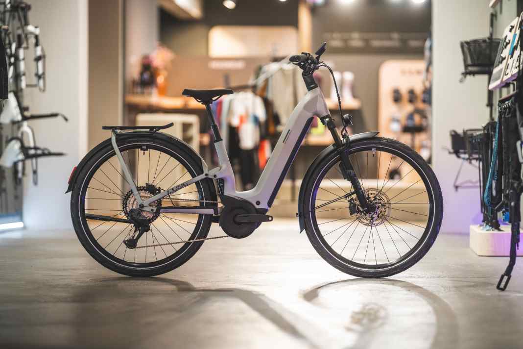 The Kathmandu Hybrid One11 is Cube’s first full-suspension low-step bike.