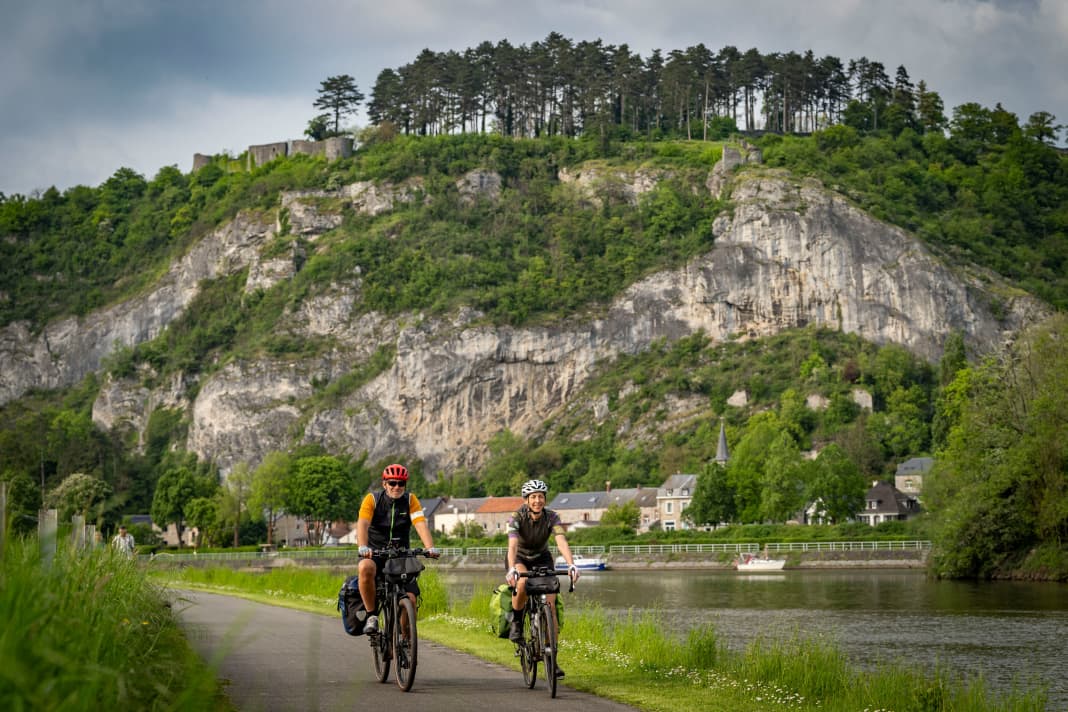 Along the Meuse, the EuroVelo 5 from Dinant to Namur rolls along at a relaxed pace against an impressive backdrop.