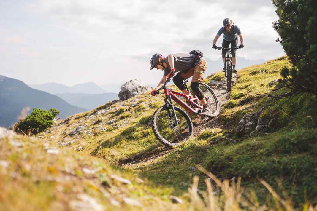 Wer baut das beste Light E-MTB in der mittleren Preisklasse? Fünf Kandidaten von Canyon bis Propain im Vergleichstest.