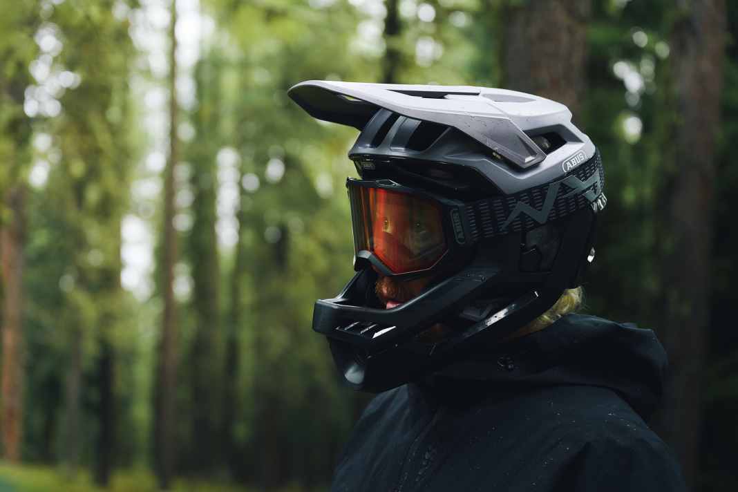 Safety is key, thought Abus, and has launched the Targon, a brand new enduro and downhill helmet with a removable chin bar.