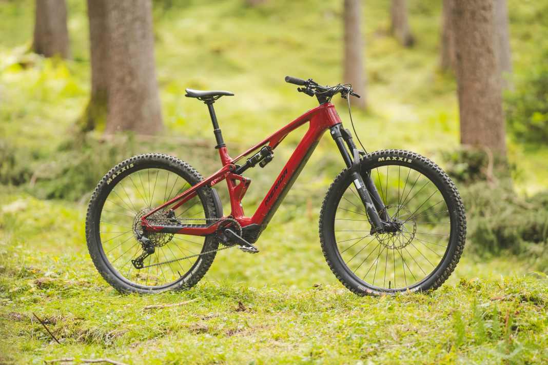 Das Merida eOne-Sixty SL will leichter Vollcarbon-Flitzer und praktischer Trail-Begleiter sein. Ob der Spagat gelingt?