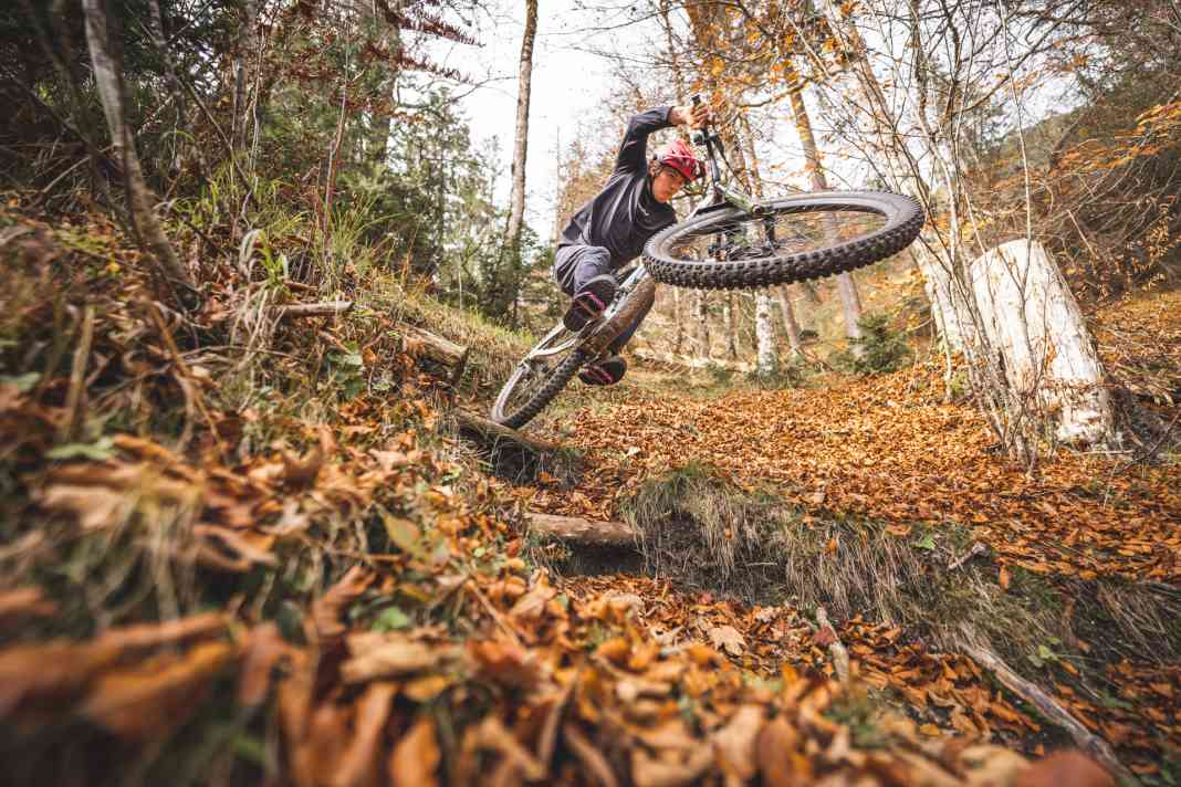 Ausnahmsweise mal auf der anderen Seite der Linse. Redakteur und Fotograf Max Fuchs scheucht sein Dauertest-Bike durchs Herbstlaub. Mit an Bord: zwei seiner Geschenktipps speziell für Mountainbiker.