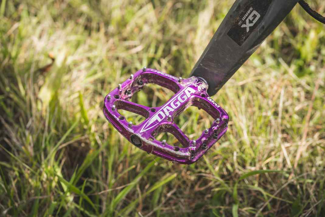 Der CNC-gefräste Pedalkörper besteht aus geschmiedetem Aluminium und trotz im Dauereinsatz bislang jedem noch so harten Pedalaufsetzer.