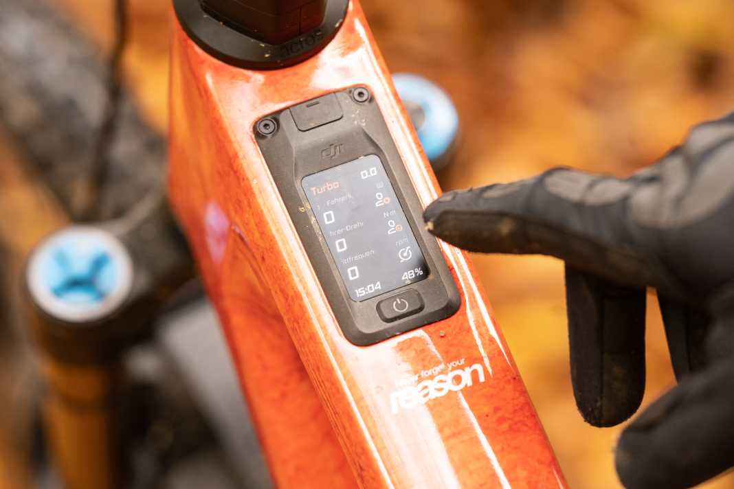 Das DJI-Display sitzt schlank im Oberrohr und wird per Touch bedient.