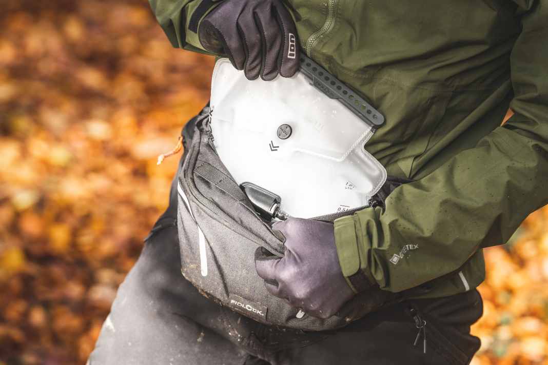 A good hip bag with a hydration bladder: that's what the Fidlock wants to be!