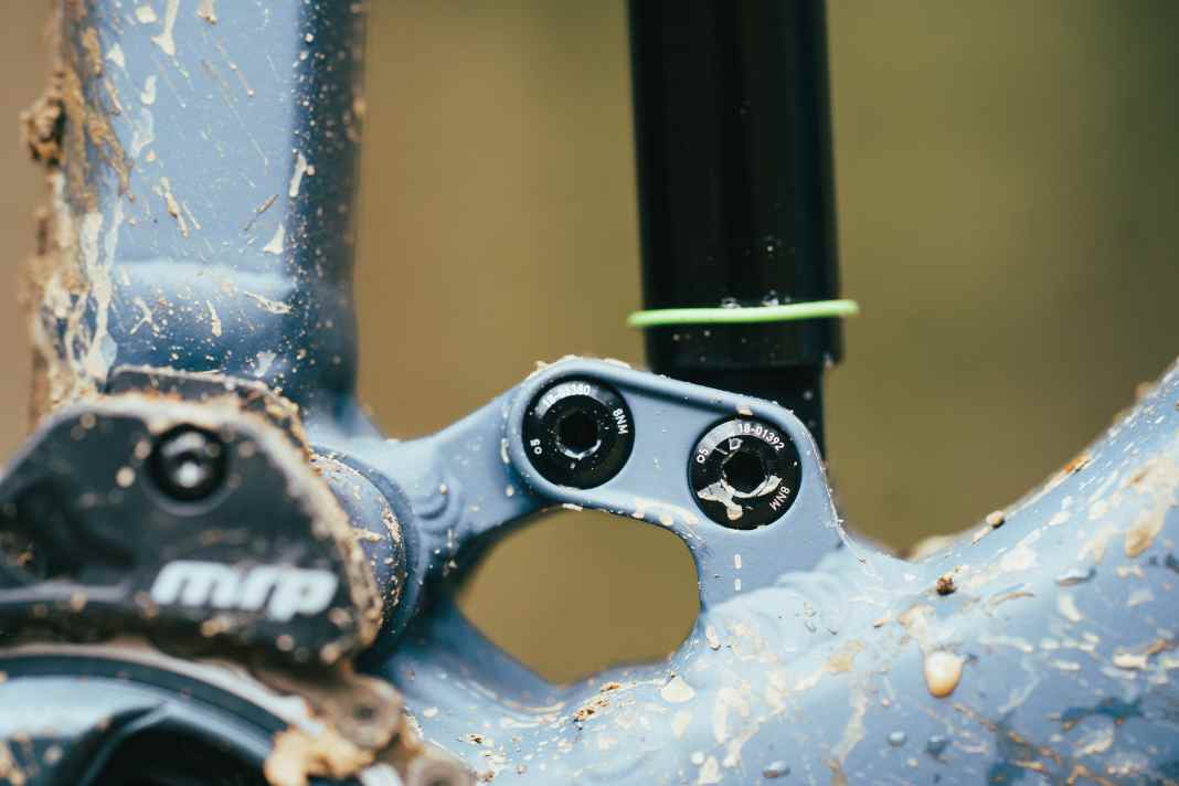 The second mounting position for the shock increases the rear-end progression - ideal for retrofitting a coil shock if required.