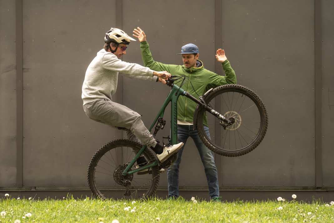 Für diese Übung brauchst du einen Helfer - darf auch eine Helferin sein.