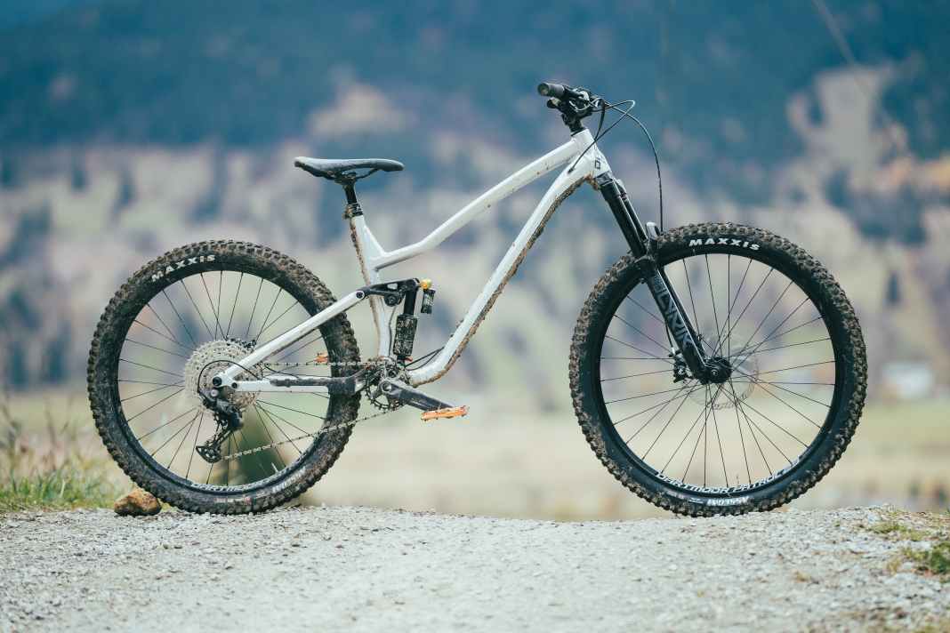 Dartmoor Rocbird Enduro Evo / 16.3 kg1 / 160/160 millimetres travel / 29/27.5" / 2699 euros / aluminium