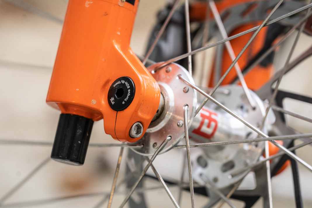 Perfekt ausgerichtet: Die „Floating Axle“-Technologie gleicht über zwei Klemmschrauben minimale Naben-Toleranzen aus. So stehen die Standrohre exakt fluchtend – für butterweiches Ansprechverhalten ohne Verkanten.