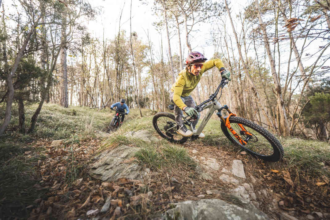 Unser erstes Test-Bike von Crussis e-Full hat uns mit seinem soliden Fahrwerk, dem attraktiven Gewicht und dem überzeugenden Preis  begeistert. Besonders bergab setzt es in Sachen Trail-Spaß einen starken Akzent. Zu beachten sind jedoch die kurze Teleskopstütze sowie  das vergleichsweise geringe maximale Systemgewicht – beides kann  für große oder schwere Biker ein Ausschlusskriterium sein.