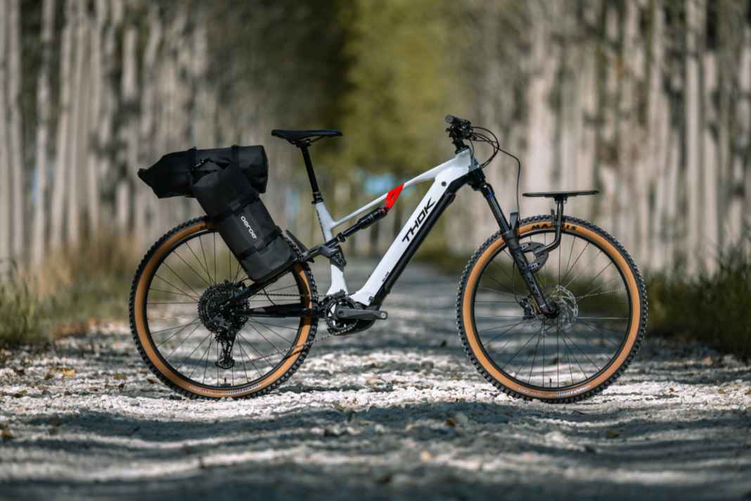 Thok therefore takes a modern e-all-mountain bike as its starting point and adds a robust luggage rack system. The price is 260 euros higher than the base model with identical specifications, but without the bikepacking kit.