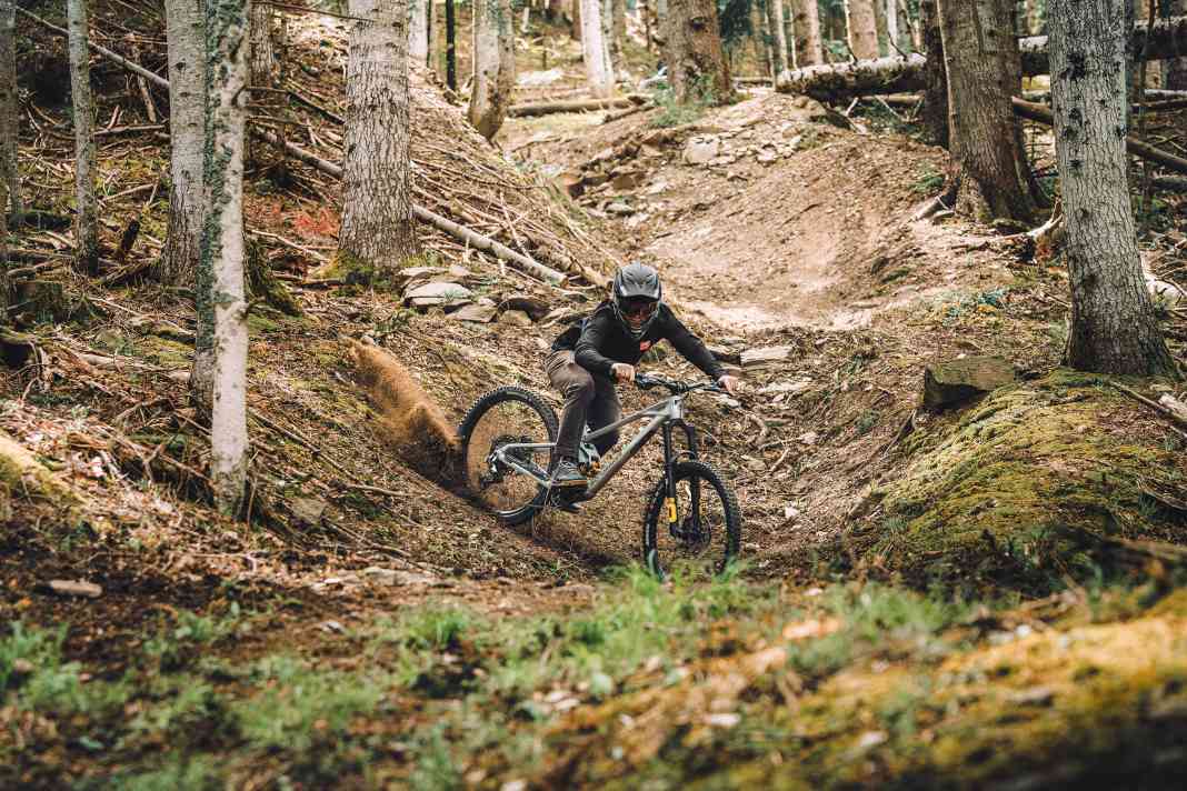Gebaut zum Ballern! Bei Park-Laps oder Shuttlerides. Hochpedalieren lässt sich der Freerider natürlich auch. Gewicht: ab 17,8 Kilo.