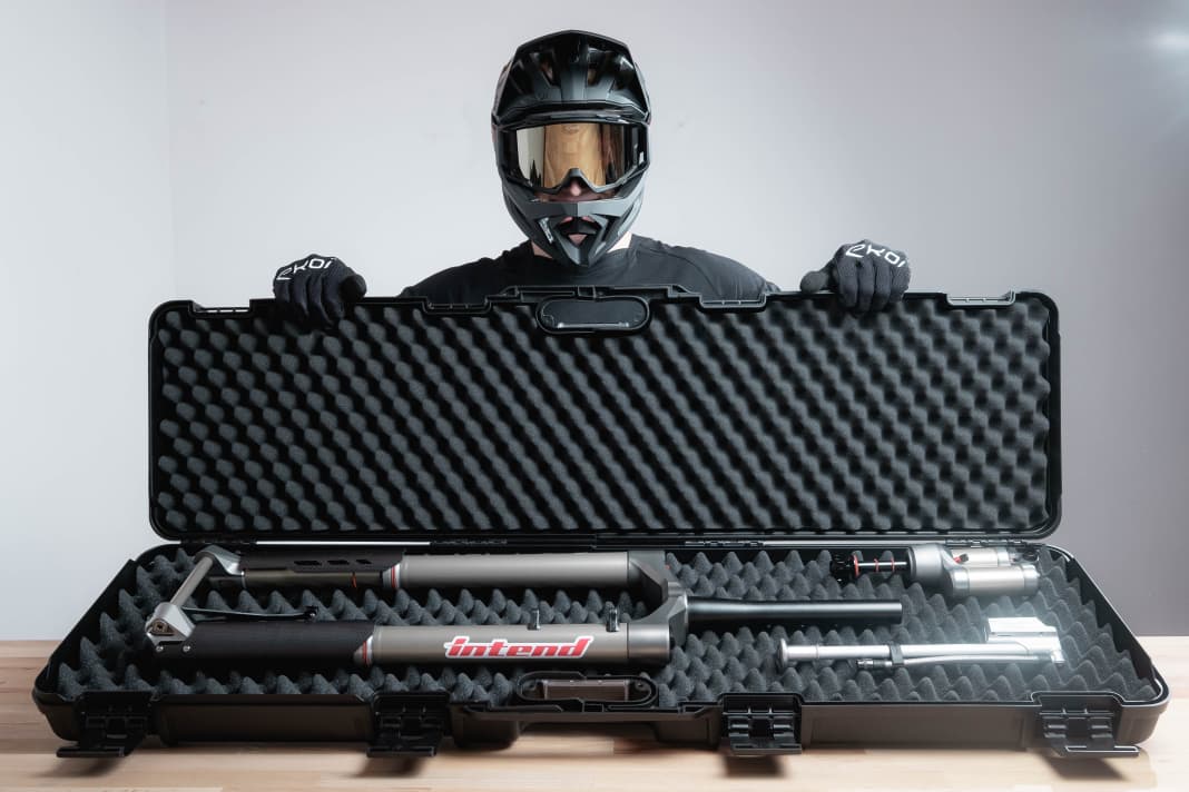 Case open: This is the limited high-end chassis Intend Moto.