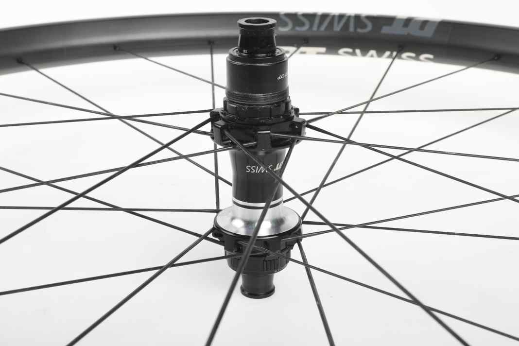 Die XRC 1200 Laufräder kommen mit 180er Nabe, in denen sich Keramik-Hybrid-Lager drehen.