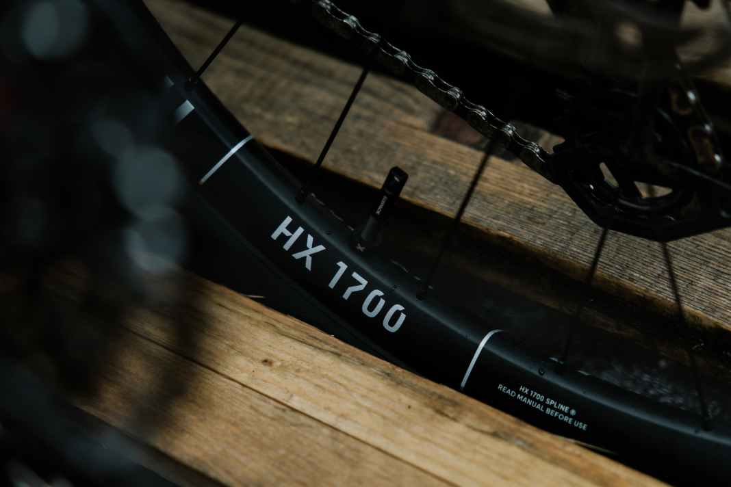 Bei DT Swiss neuer 1700er Serie bleibt kaum ein Bauteil unverändert. Eine große Offensive, die im Portfolio aufräumt und trotzdem mehr Performance bringen soll. Foto: Nina Ludwig / DT Swiss