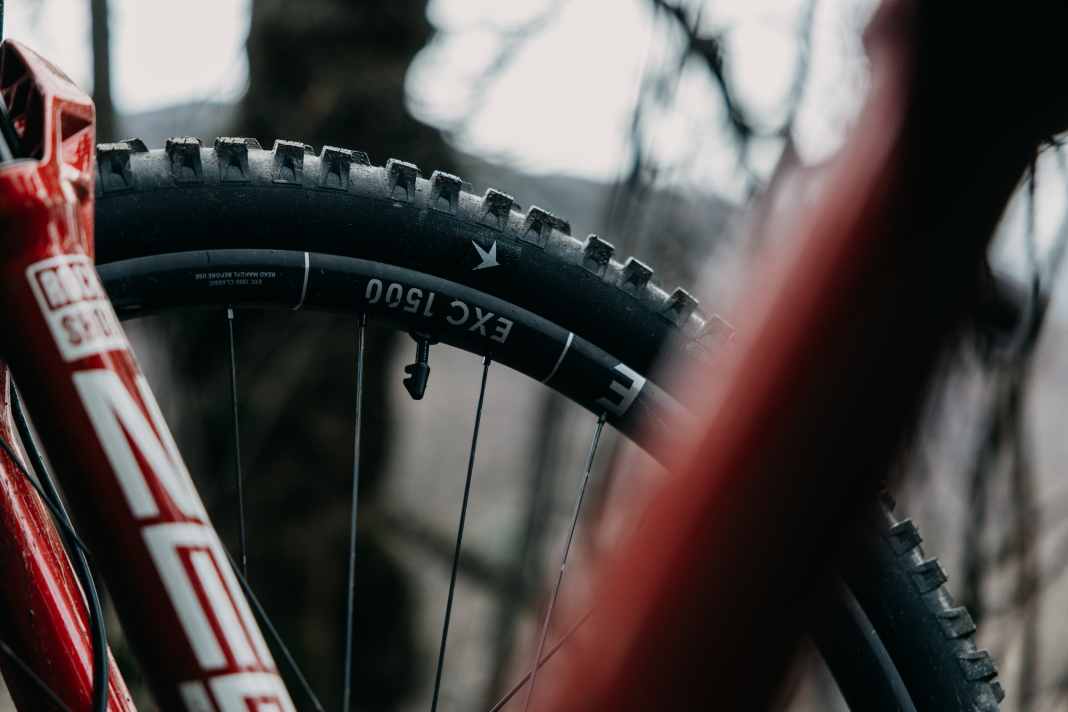 The 1500 series is available from DT Swiss exclusively in carbon. Target group: Enthusiasts who appreciate low weight and particularly light-footed acceleration.