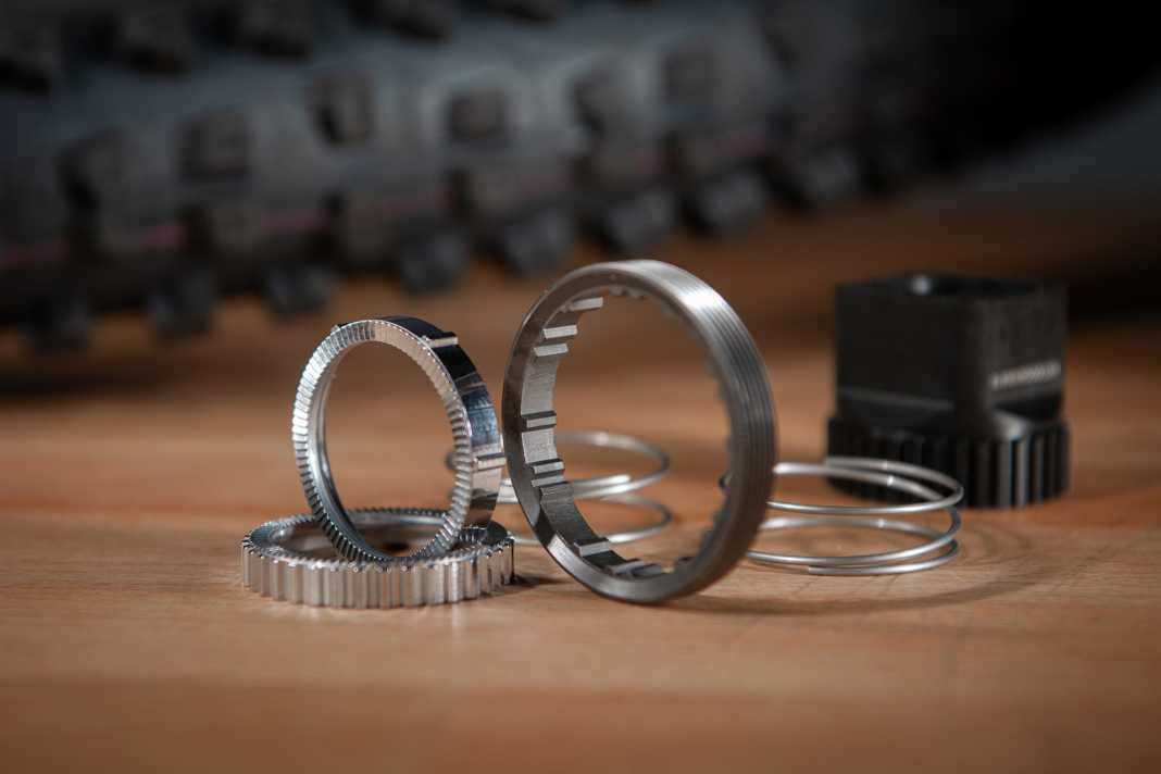 The upgrade kit including special nut (rear right in black) costs just 149 euros.