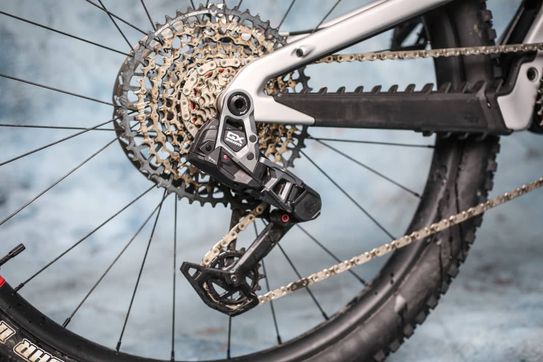 Srams GX Eagle Transmission funktioniert kabellos über Funk. Die Schaltvorgänge unter Last sind besonders geschmeidig.