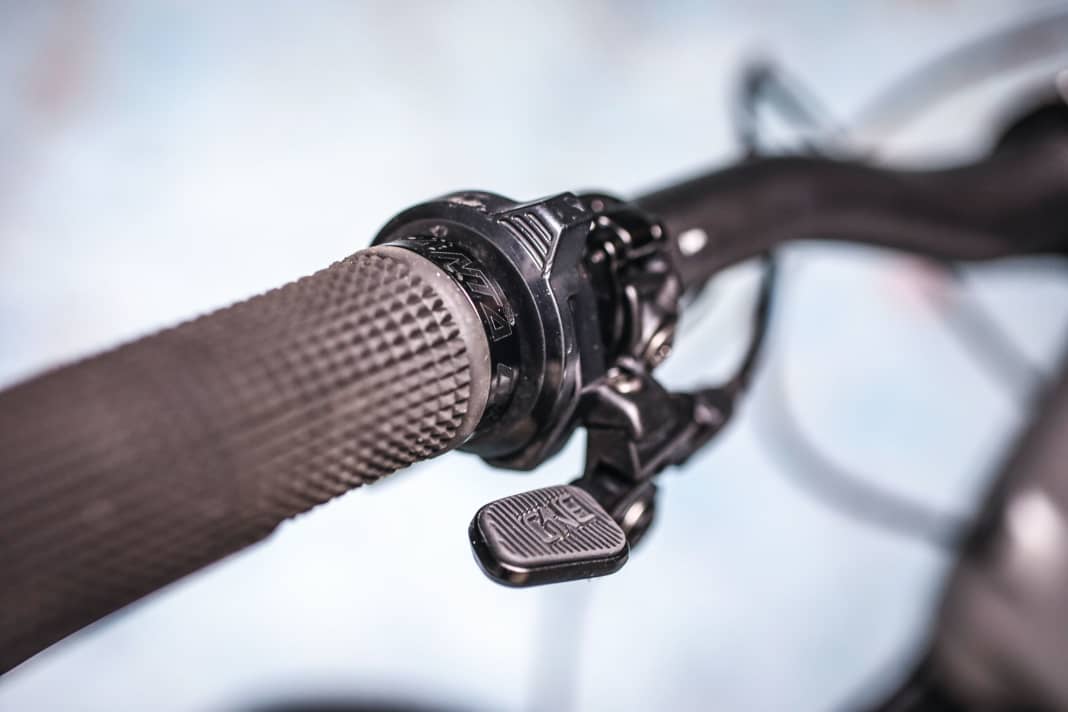 Die Fazua Ring Control, mit der die Unterstützungsstufen geschaltet werden, ist wenig wertig. Ein Schwachpunkt des Ride-60-Antriebs. Top: Durch langen Druck nach oben wird ein kurzzeitiger Boost mit 450 Watt Motorschub aktiviert. Im normalen Fahrbetrieb liegen maximal 350 Watt an.