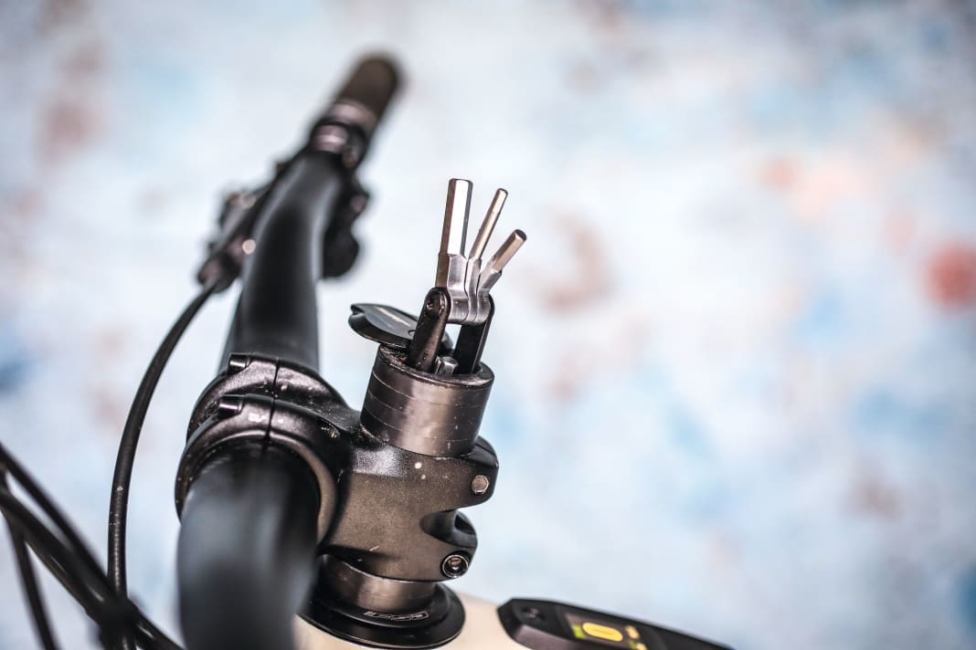 Nicht mehr ganz neu, aber noch immer super praktisch: Das Mini-Tool im Steuersatz ist immer dabei und bietet das nötigste Werkzeug.