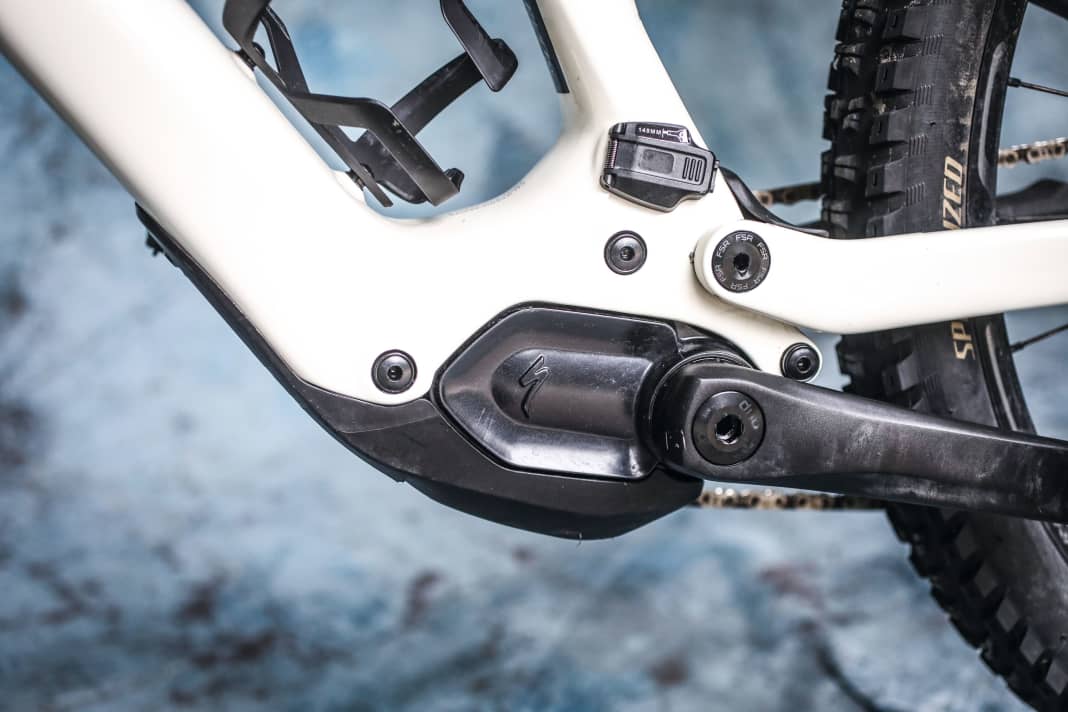 Der Specialized SL 1.2 liefert laut Hersteller 50 Nm und bis zu 320 Watt. Optisch wirkt der SL-Motor am Levo Sl bulliger als der Ride 60 von Fazua.