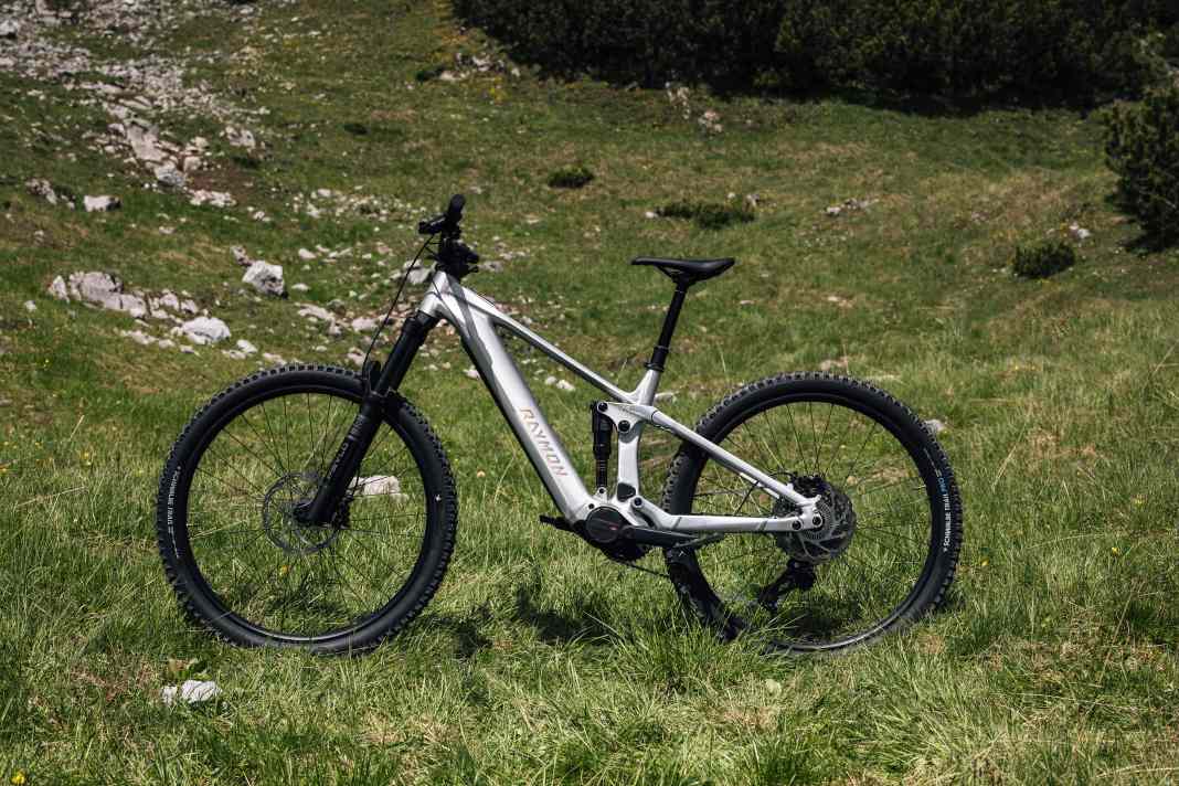 With its aluminium frame, fair prices and removable battery, the Raymon Durok is designed to appeal to a wide audience.