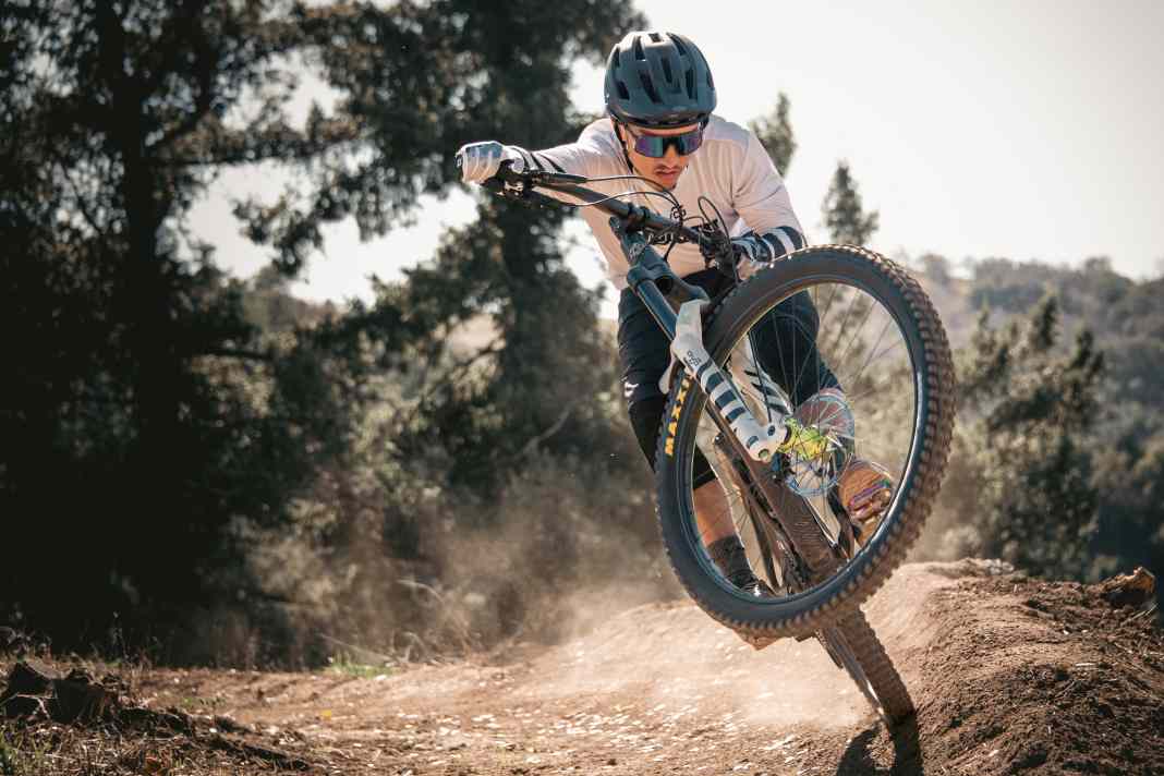 With the DVO x Renen collection, enduro bikers fly over the trails in style.