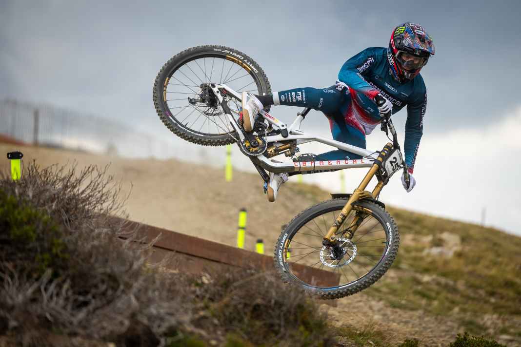 Eins unser All-Time-Favorit-Fotos: Dylan Maples scrubt das Commencal Supreme DH über einen Jump. Der Bike-Versender hat dem Dh’ler ein Facelift verpasst. Also dem Bike!