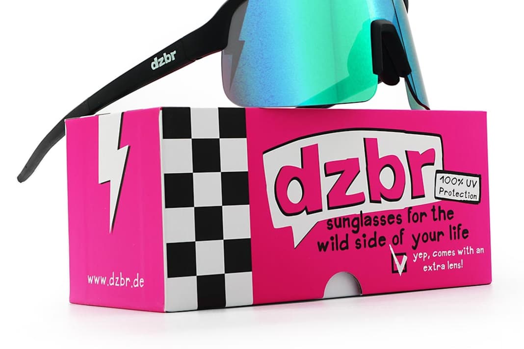 Klassisch: schwarzer Rahmen, grünlich verspiegeltes Glas. Bei jeder Brille ist eine Klarsichtscheibe dabei.
