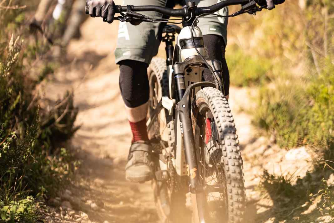 The Zeron 36 can be ridden at higher speeds on rough terrain thanks to its high compression damping. However, light riders might find the fork a little firm.