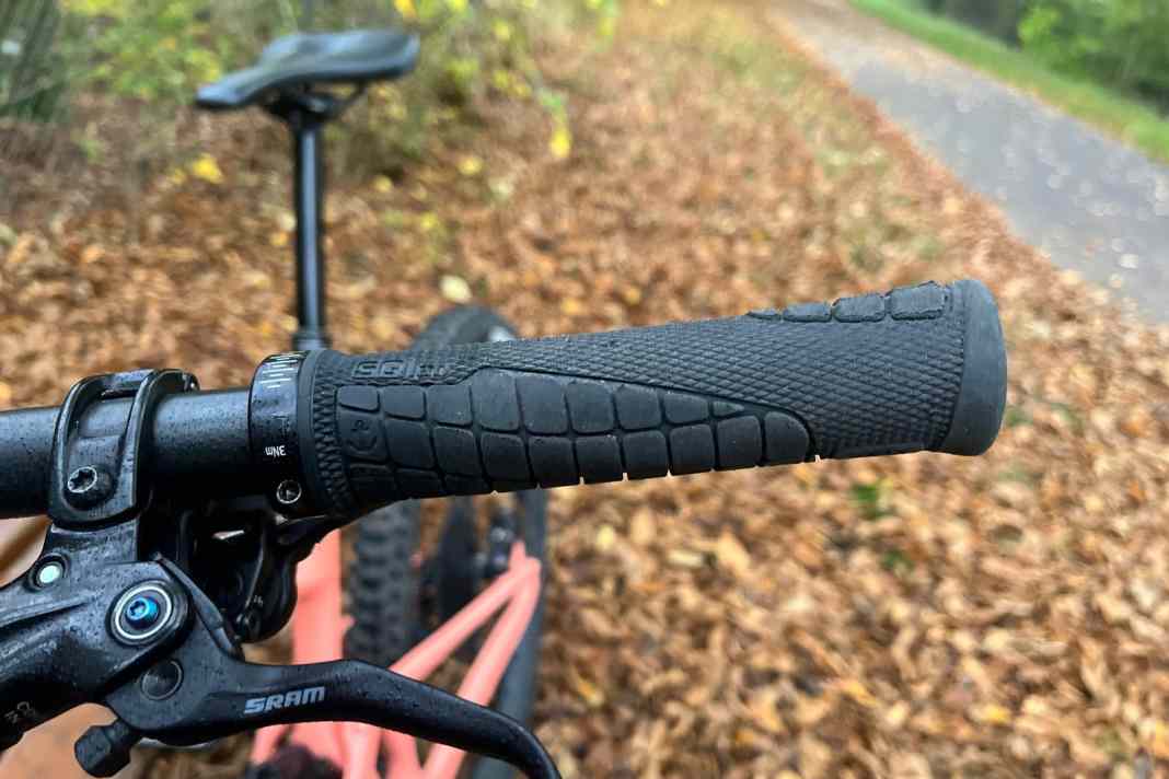 Good grips are so important. I like the thin SQlab with pistol grips.