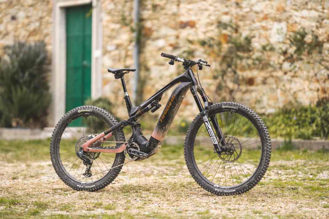 The completely newly developed Haibike Hybe goes into the test in the expensive top version CF 11